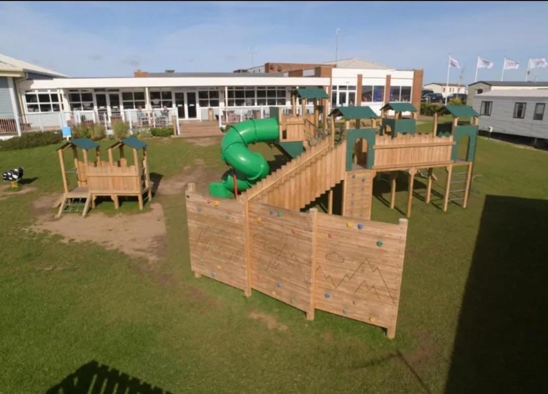 Sea Bliss Beachfront Caravan, 2 Bed King Ensuite, Sleeps 6, Wrap Decking, Crimdon Dene