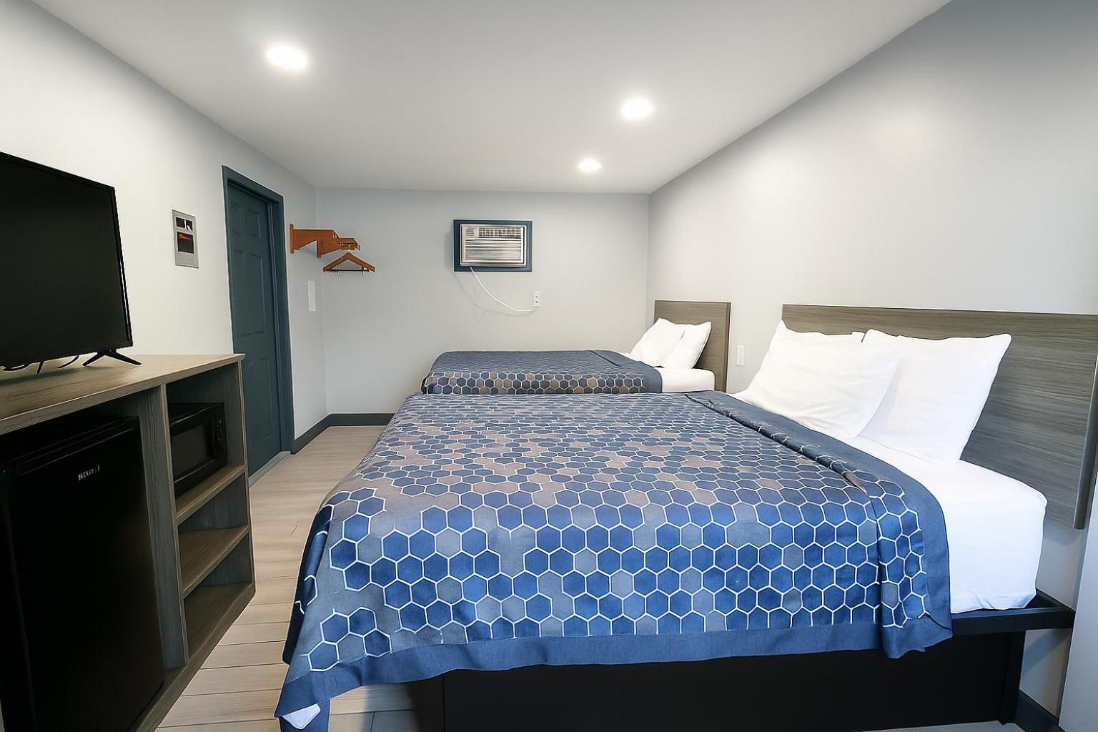 Hillsboro Inn & Suites