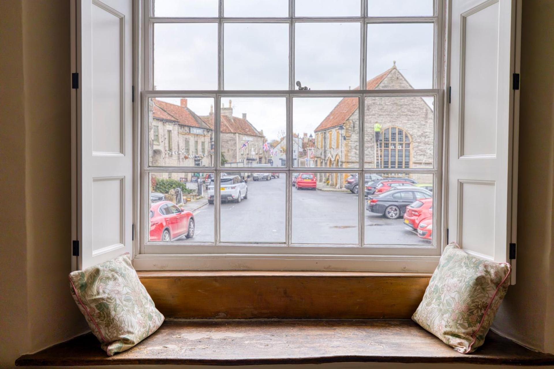 Old Bell House - Spacious Period Home in the Heart of Somerton