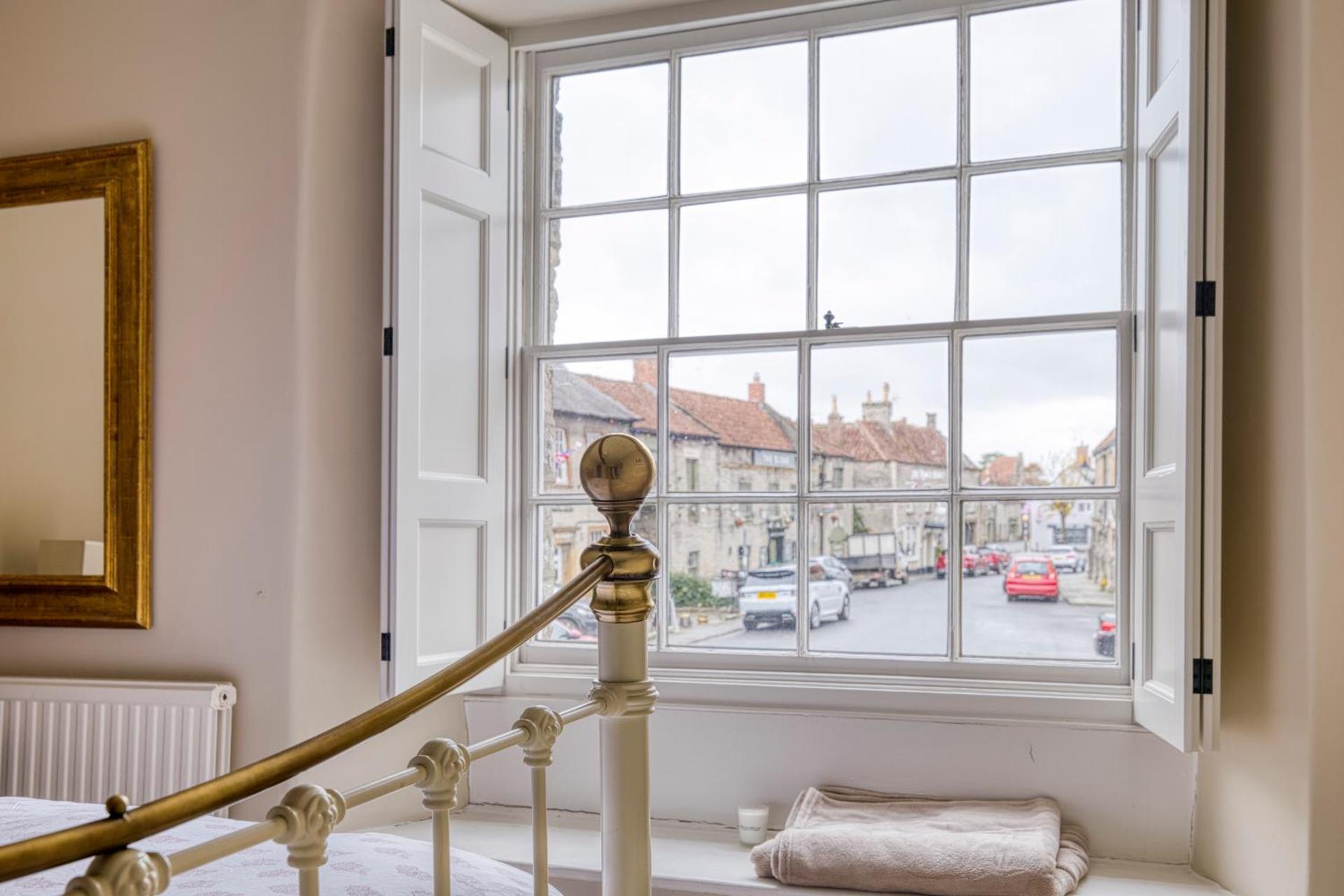 Old Bell House - Spacious Period Home in the Heart of Somerton