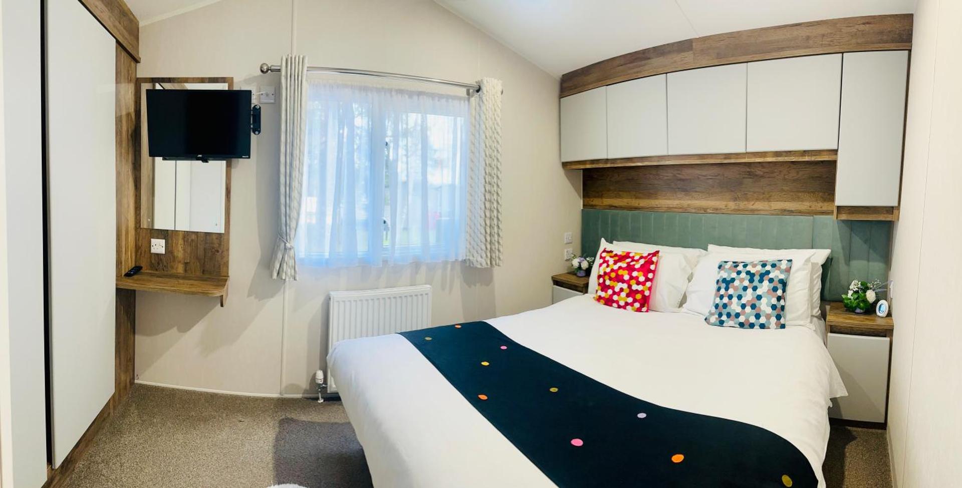 The Lakeside21 Caravan 8 berth with Hot tub at Tattershall Lakes