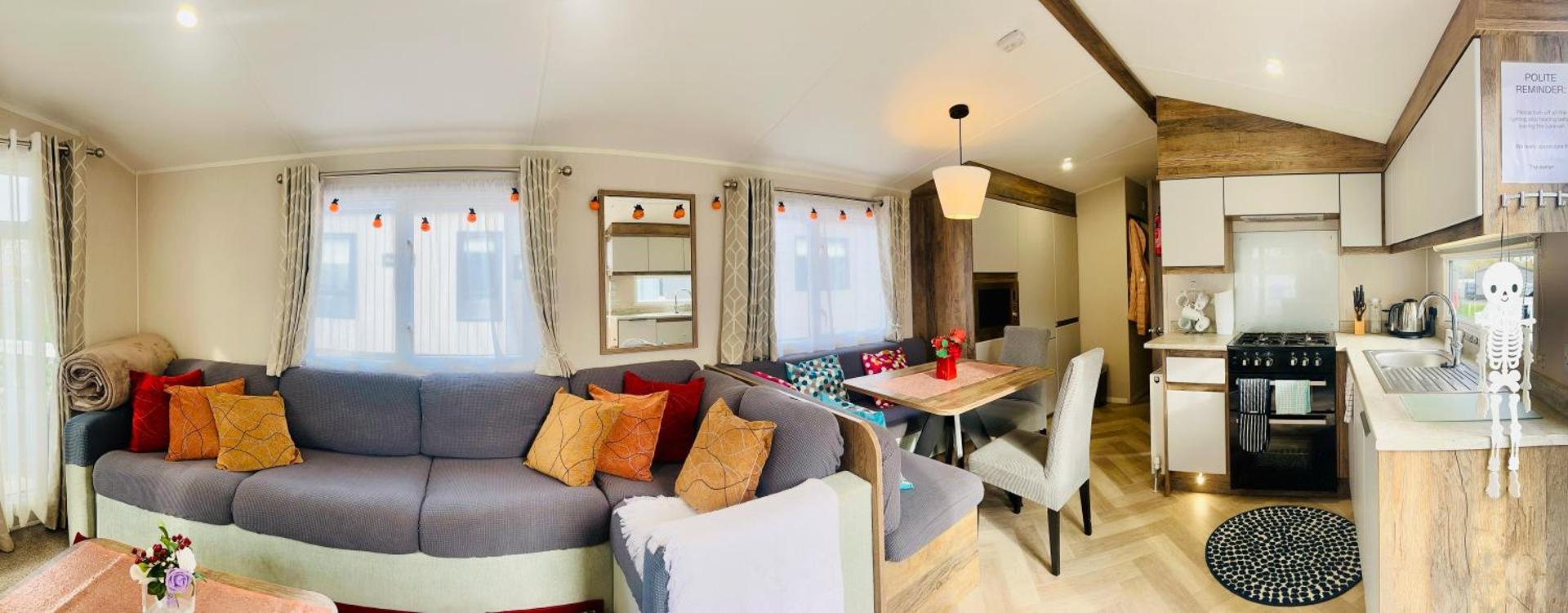 The Lakeside21 Caravan 8 berth with Hot tub at Tattershall Lakes