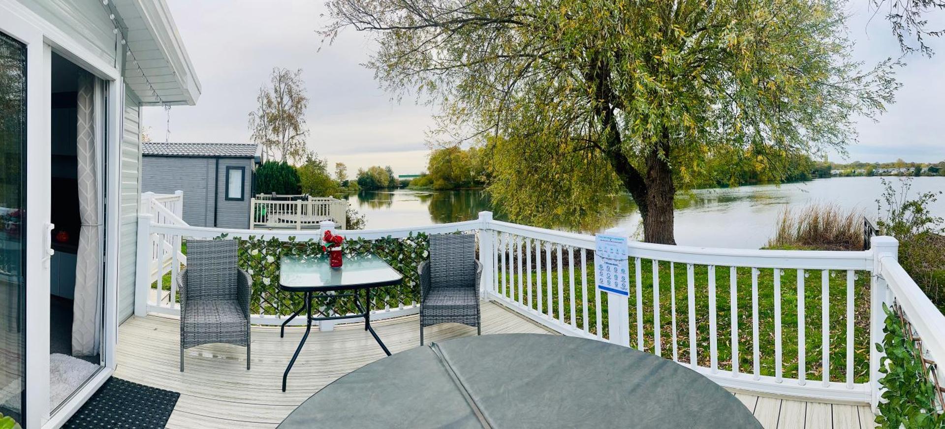 The Lakeside21 Caravan 8 berth with Hot tub at Tattershall Lakes