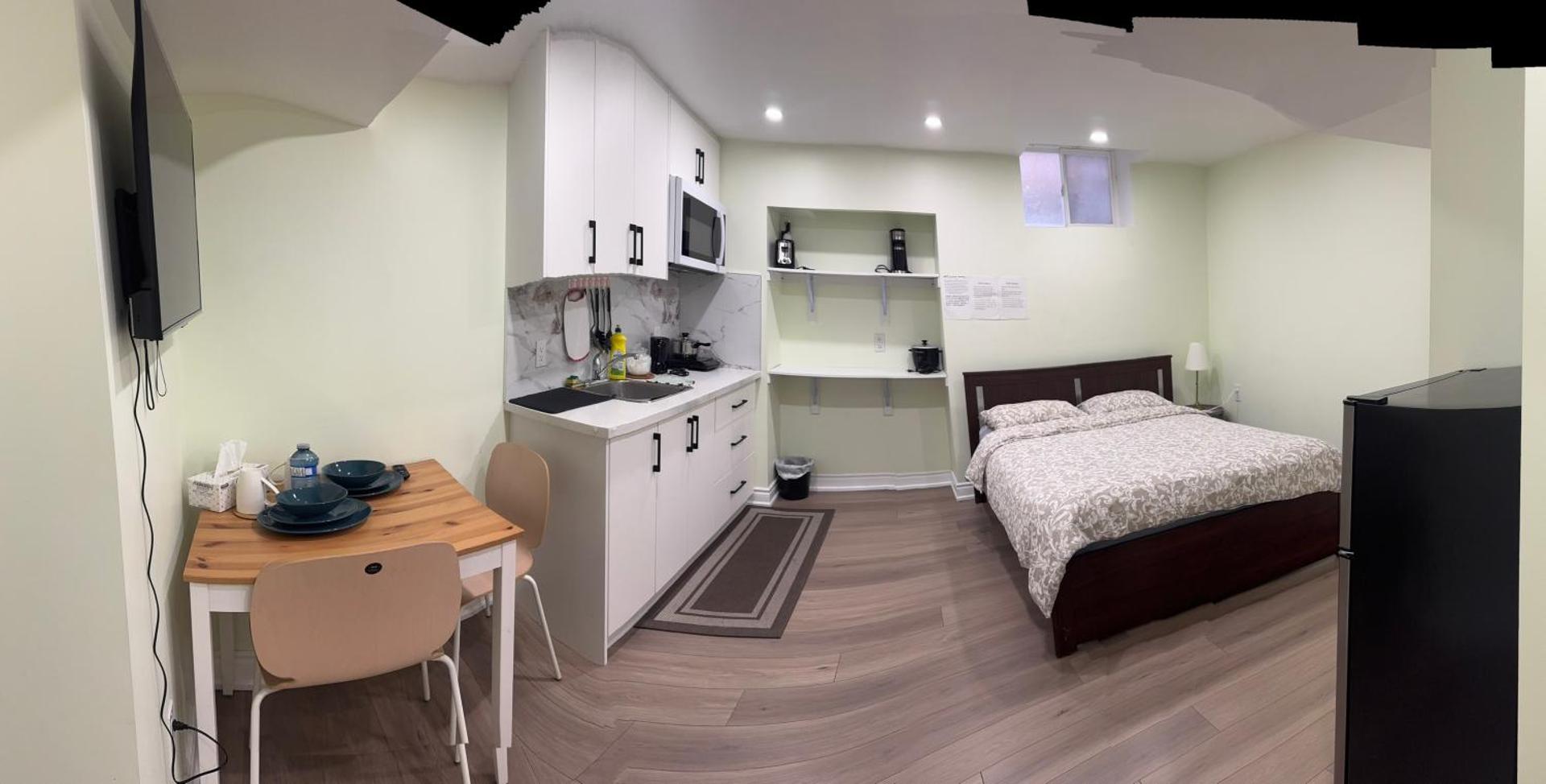 B3 Luxury home in Mississauga nearby shipping center square one