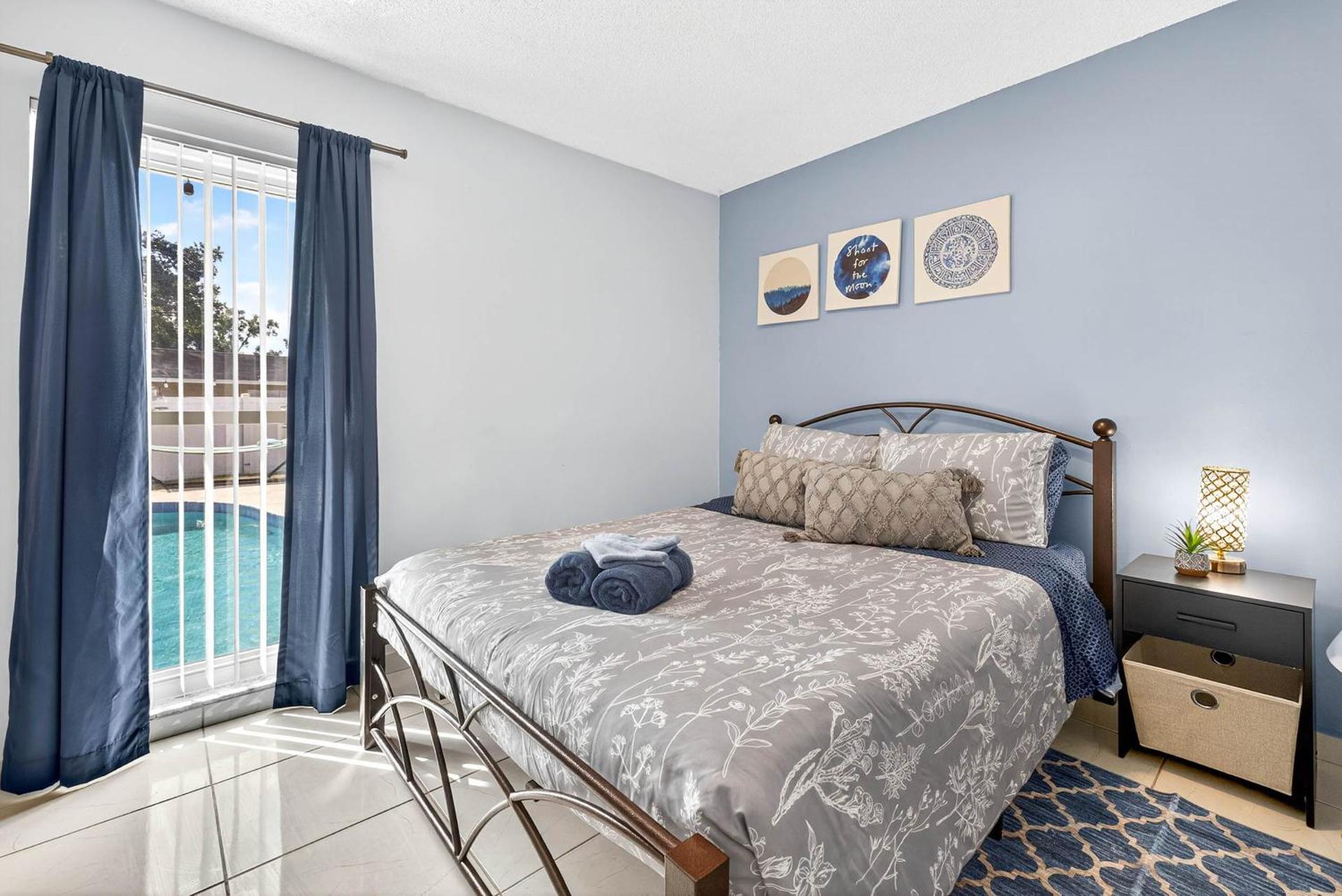 The Flamingo*4bed*pool*jacuzzi*foosball