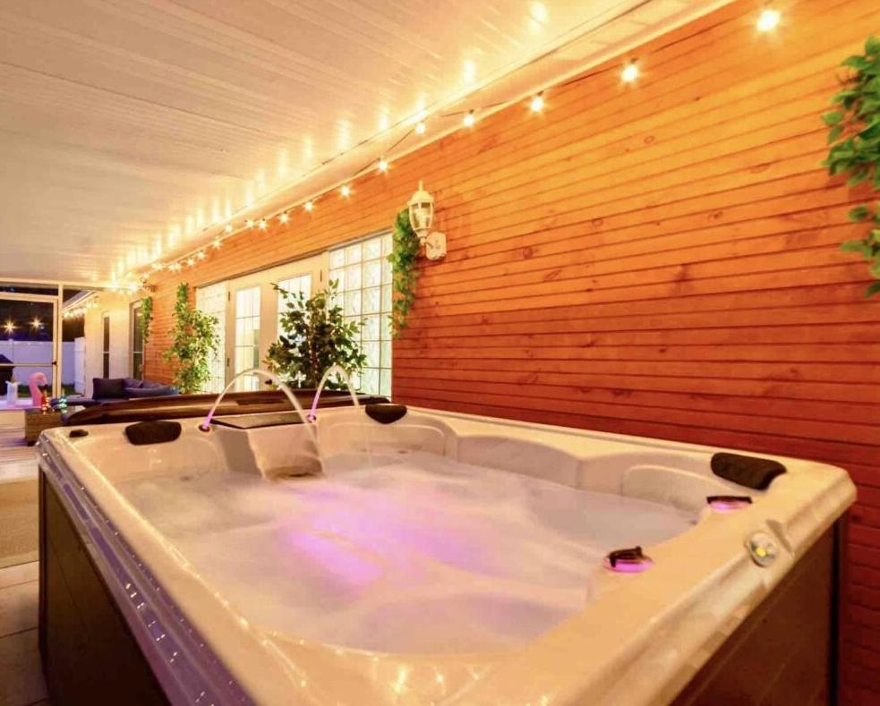 The Flamingo*4bed*pool*jacuzzi*foosball