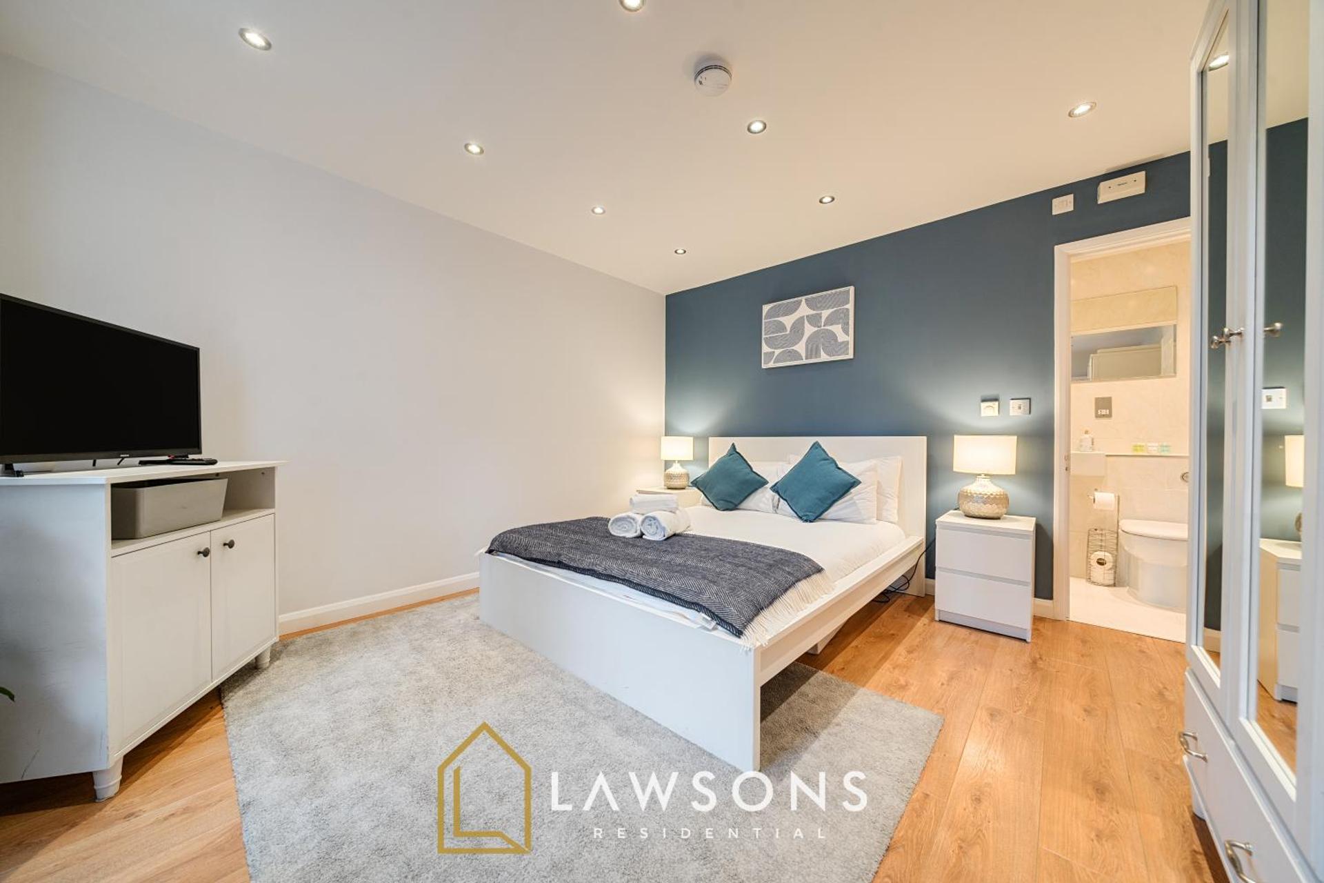 2BR House, Walk to Windsor Castle, Parking for 2