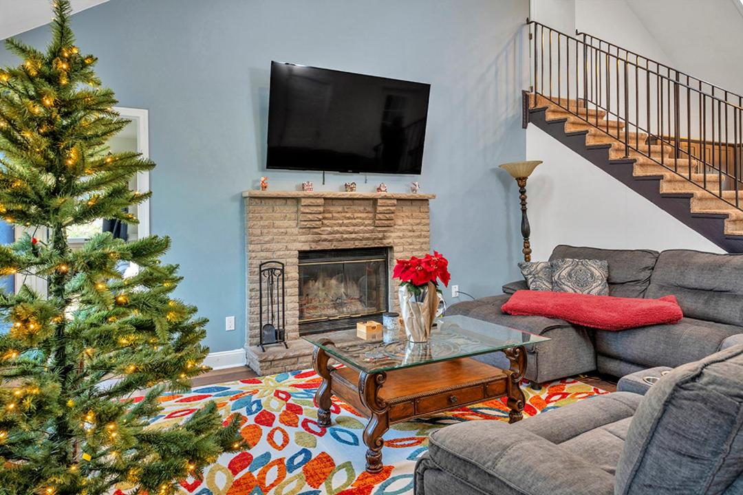 4BR Retreat with Hot Tub and Resort Style Amenities