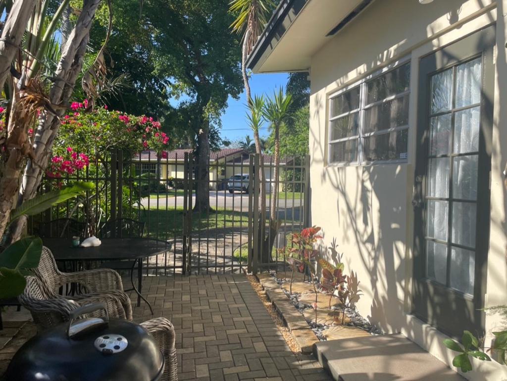 Tropical Classic Retro Florida, Private 2 bedroom Suite with Best Location