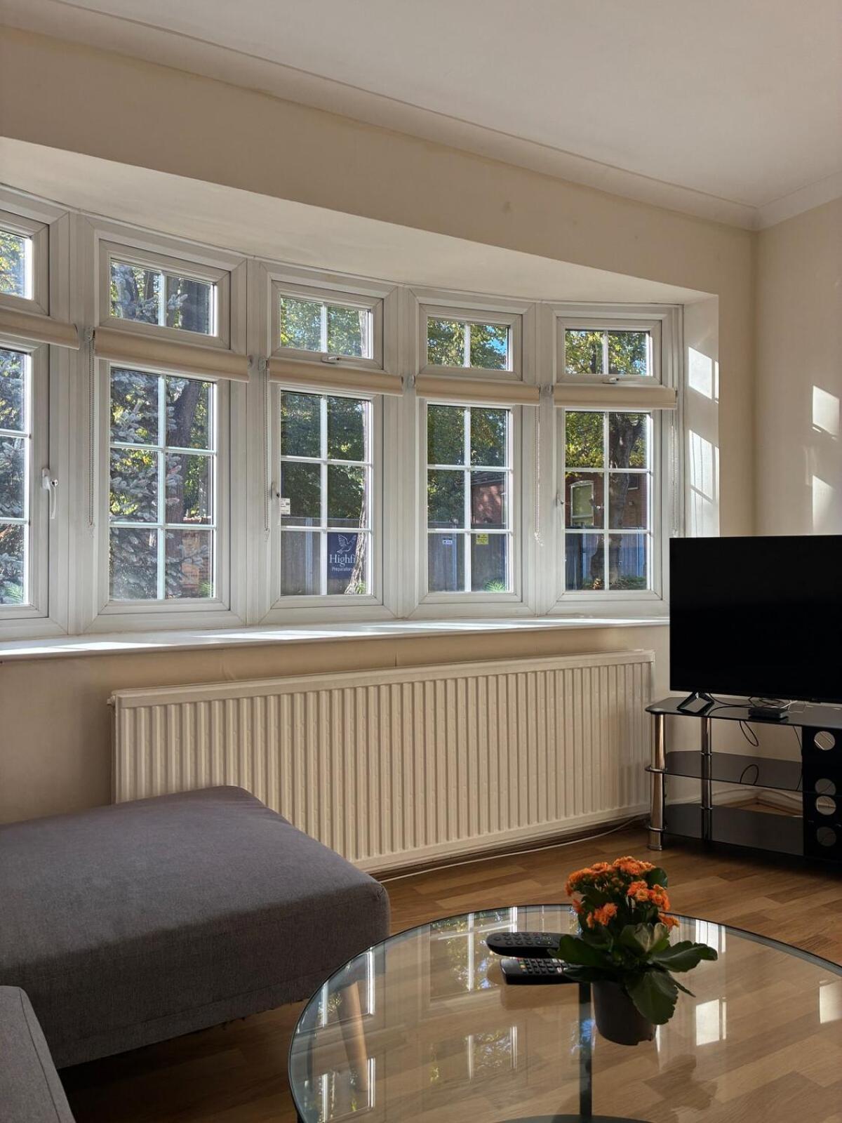 Quiet Stay with King Size Bed and Parking near Station