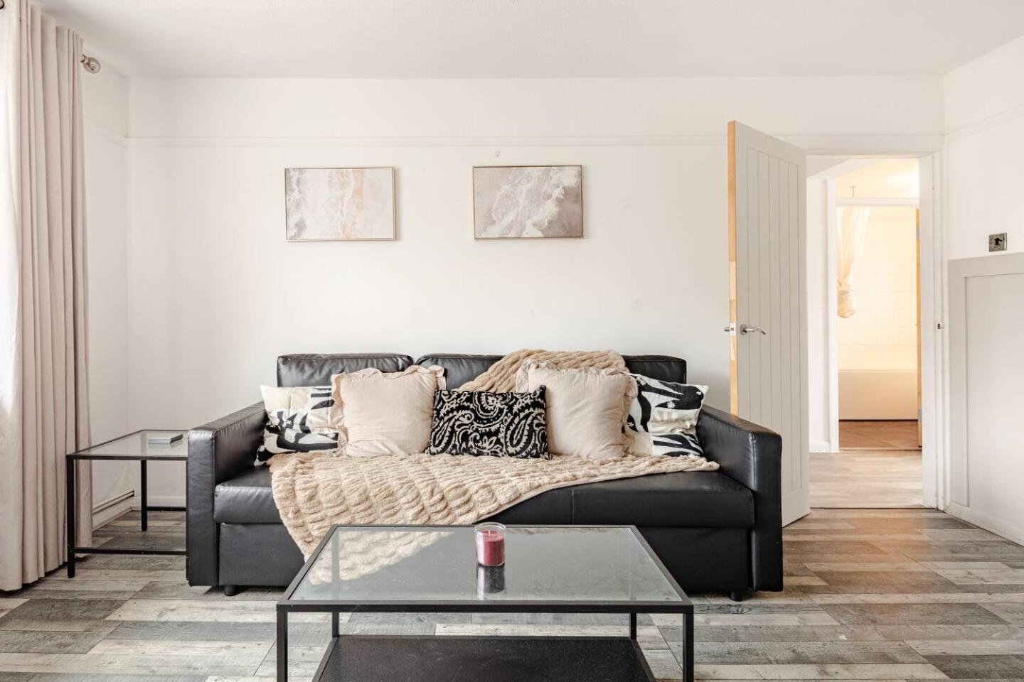 Stylish 2-Bedroom Apartment In The Centre Of Wimbledon!