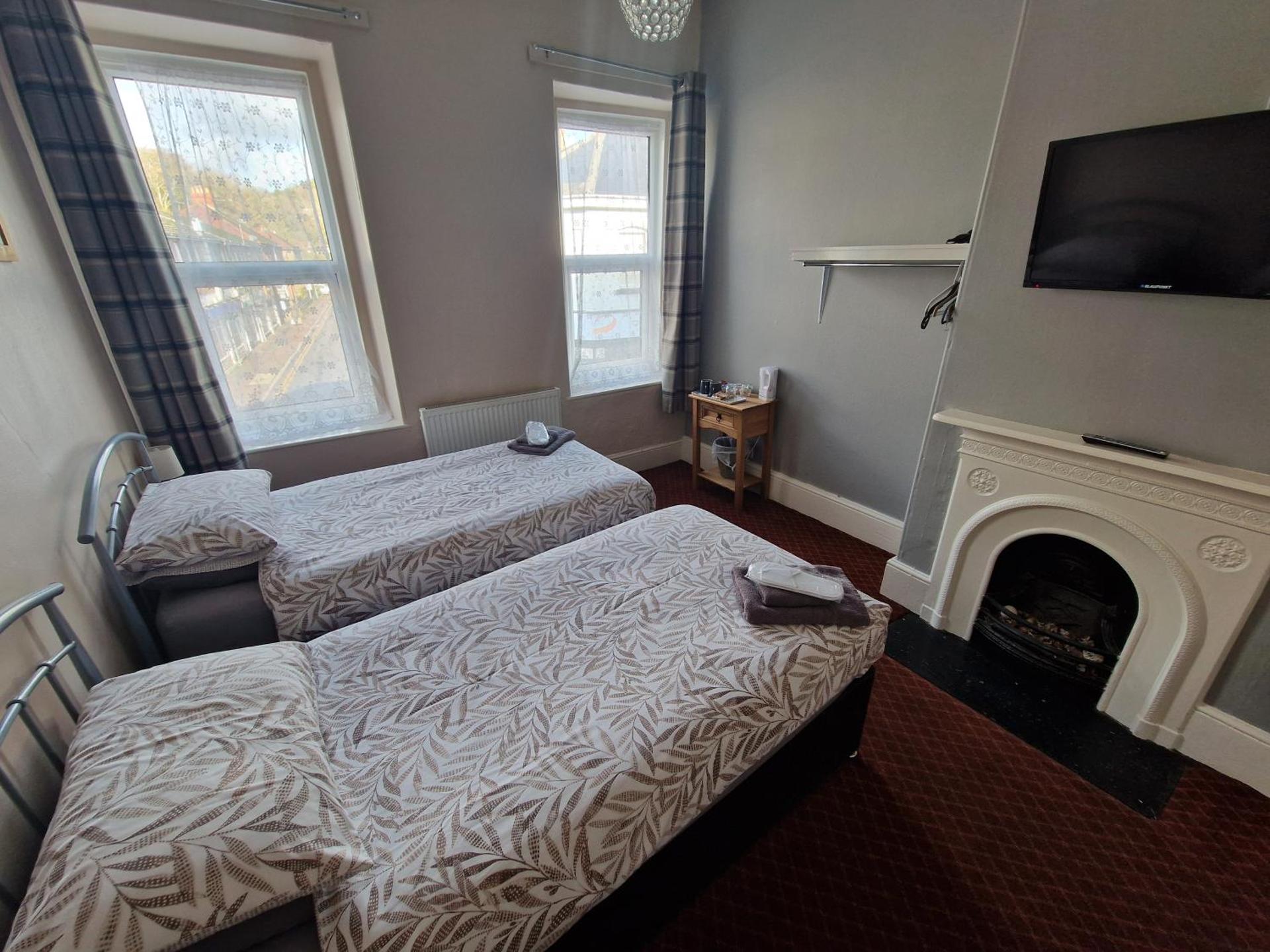 Twin Room with Private External Bathroom