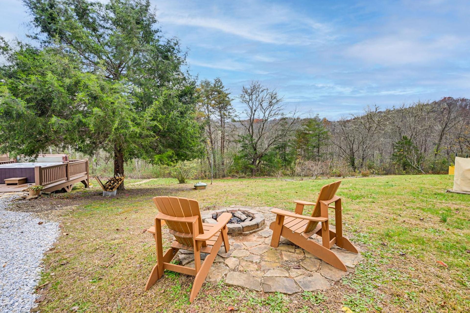 Cozy Couples Getaway with Hot Tub Fox Ridge Cabin