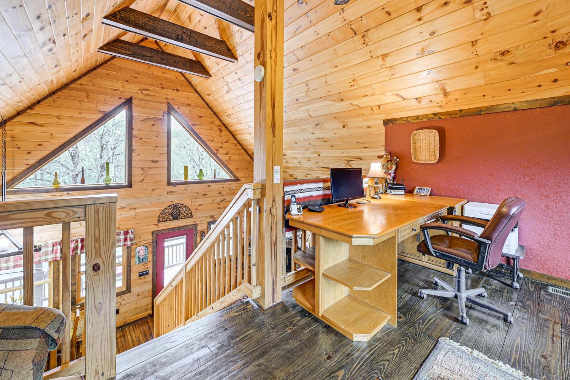 Cozy Couples Getaway with Hot Tub Fox Ridge Cabin