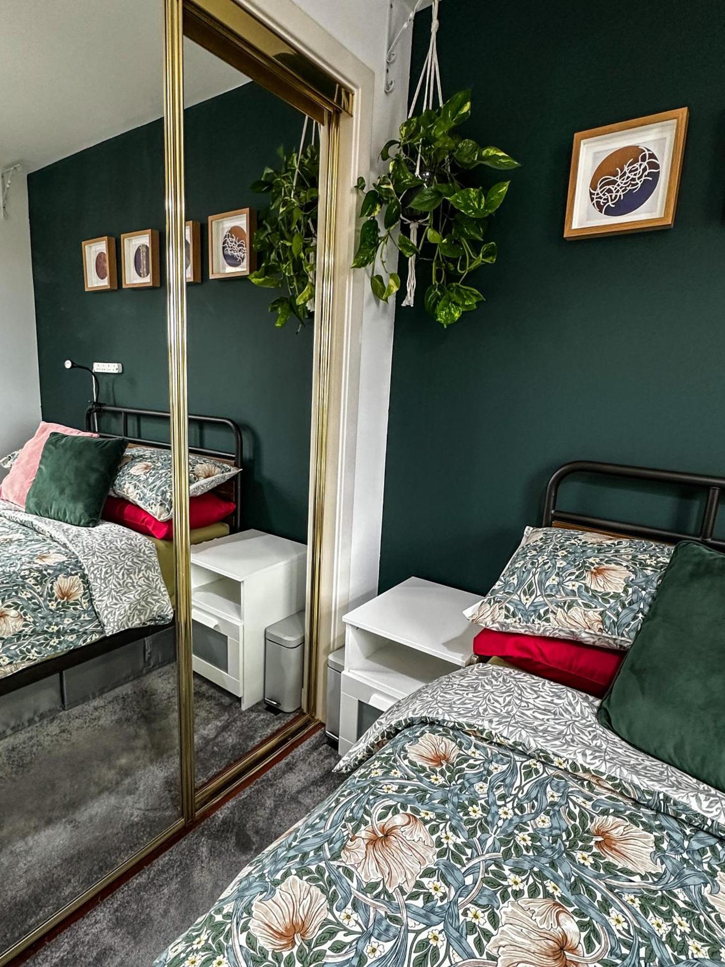 Double Rooms with Shared Bathroom Near The Shore and Tram