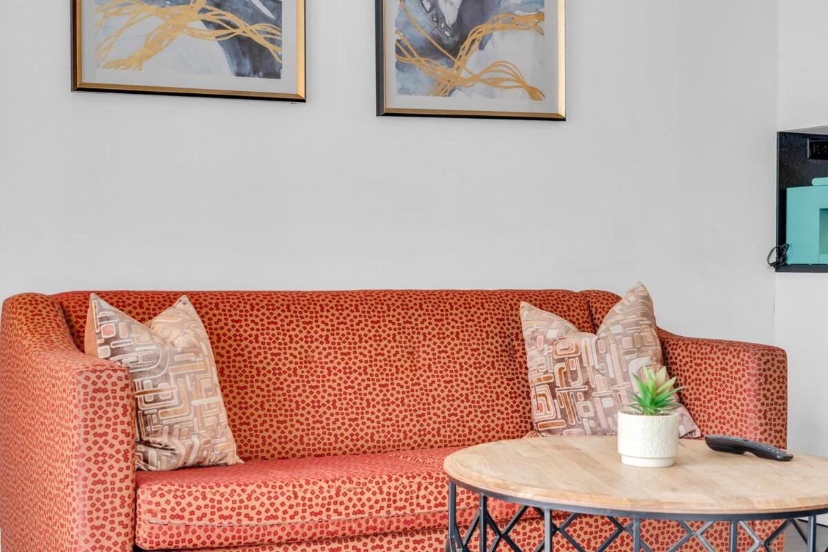 Elegant Downtown Toronto Suite - Lakeview & Free Parking