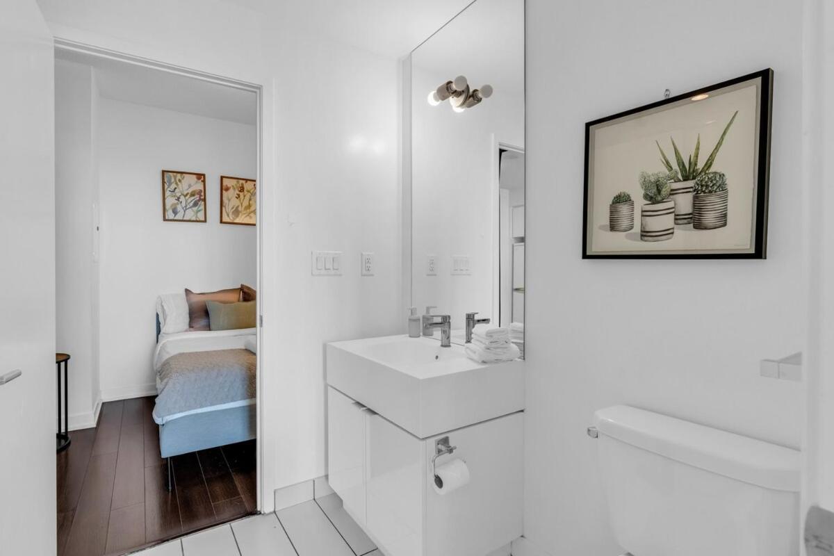 Elegant Downtown Toronto Suite - Lakeview & Free Parking