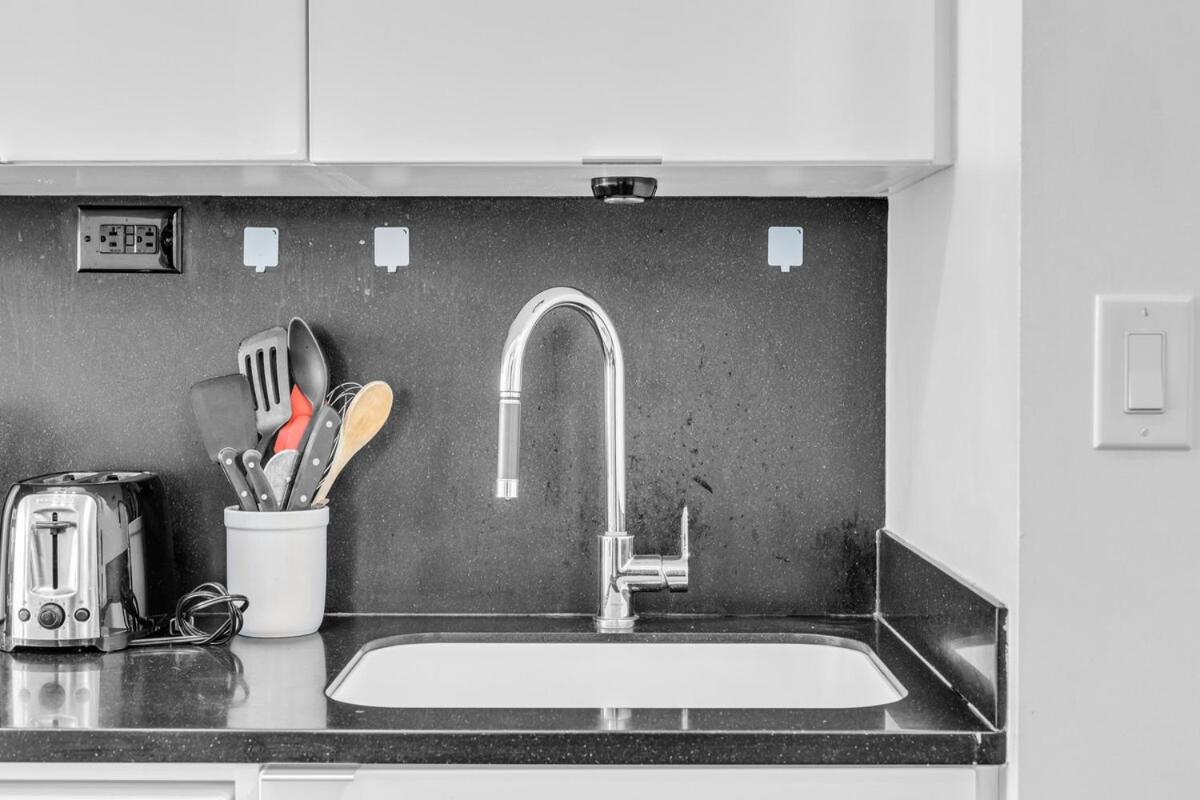 Elegant Downtown Toronto Suite - Lakeview & Free Parking