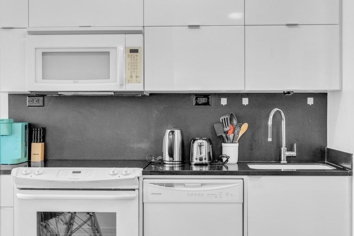 Elegant Downtown Toronto Suite - Lakeview & Free Parking