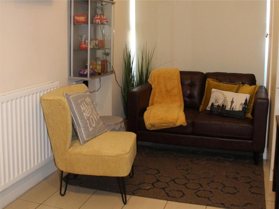 Royal Brick Home - Sleeps 5 to 6 - No ULEZ - Tube Nearby - Free Parking - Lego Themed