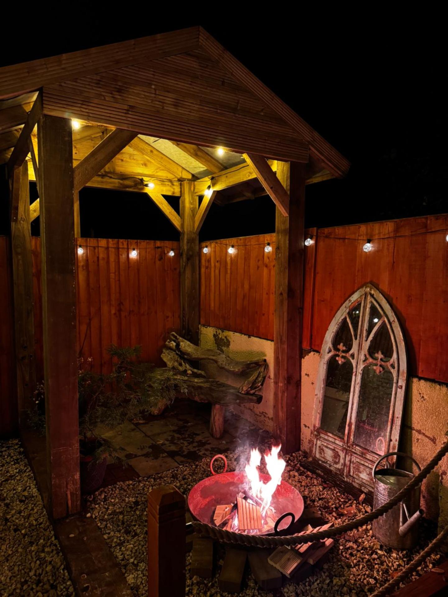 Hot tub Retreat In The Valley's Of South Wales