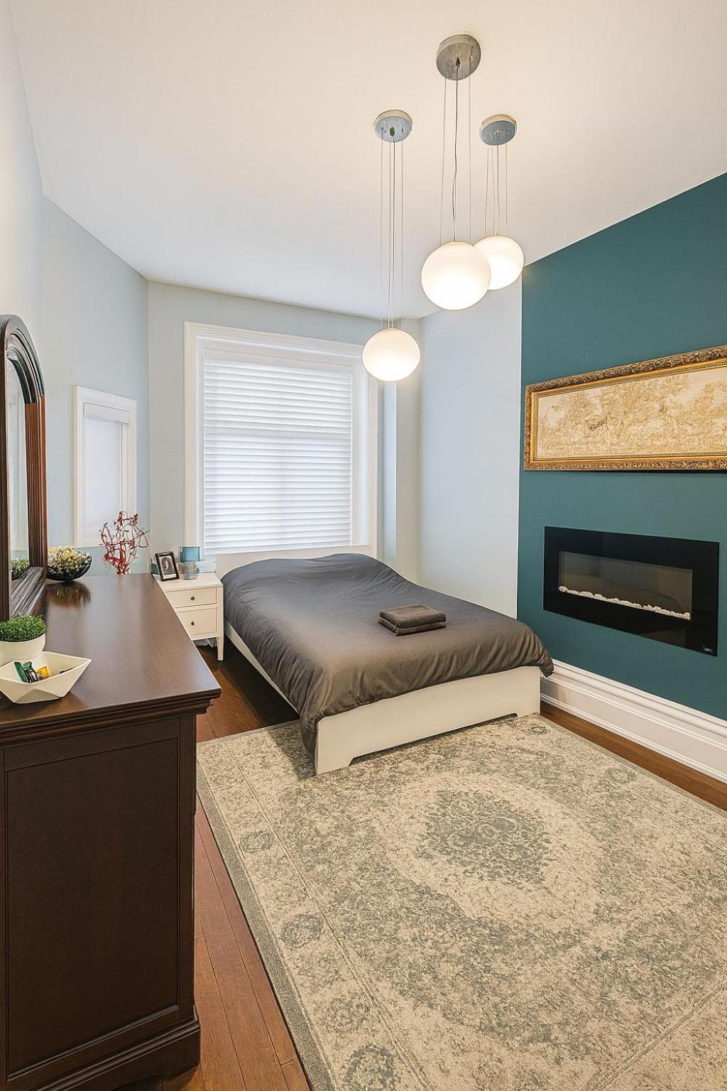 Spacious Townhouse close to Dundas Square!