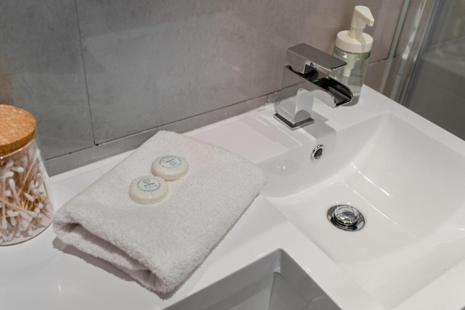 Stylish 1 Bed Edinburgh City Centre Apartment