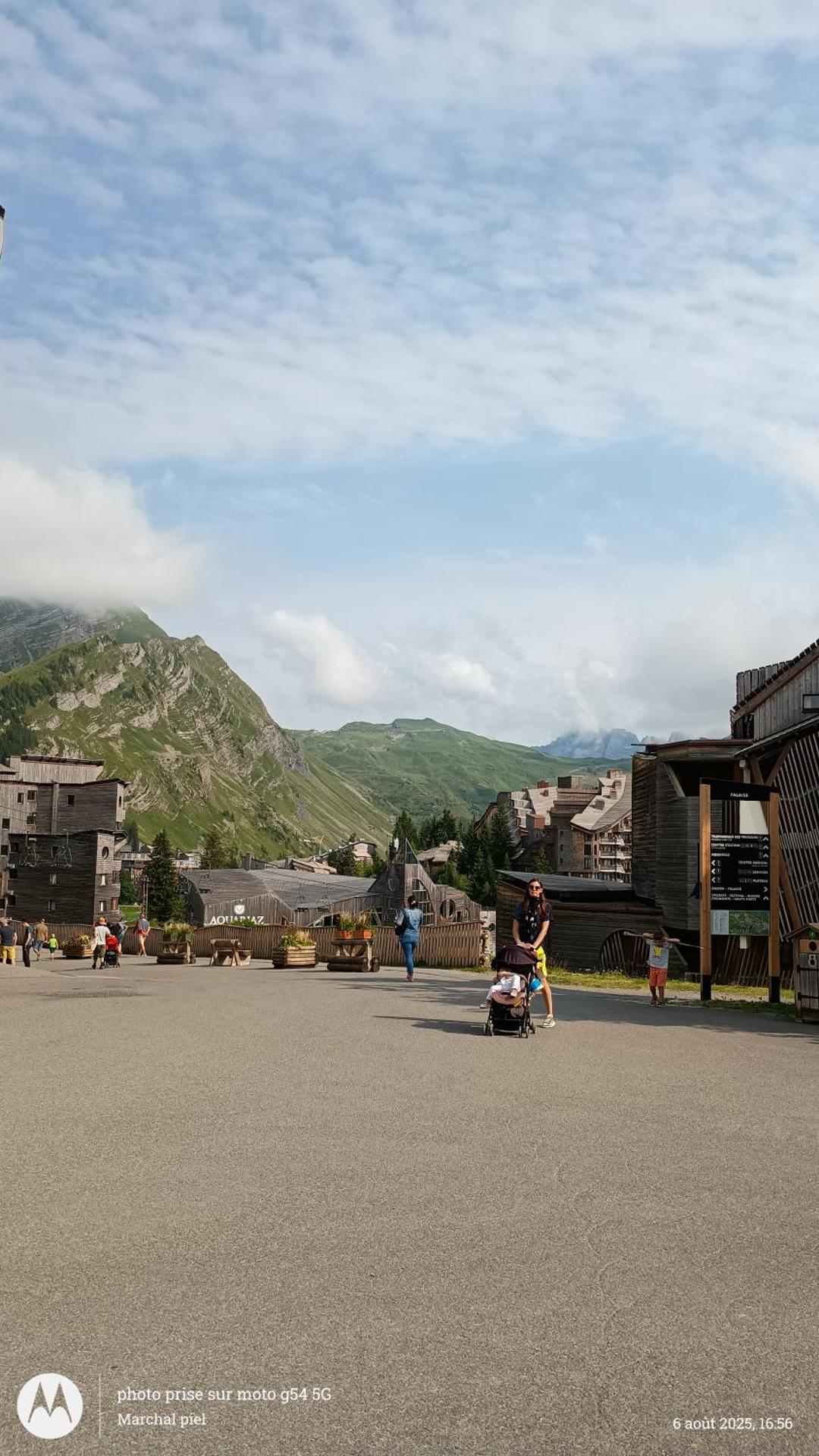 Studio appartement avec piscine, ski Porte du soleil Morgins, PS3 games, wash & bring sheets