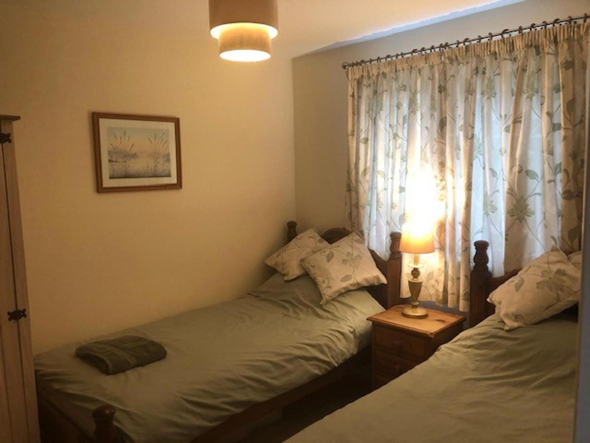 Cosy 3 Bedroom House on Cornish estate with pool