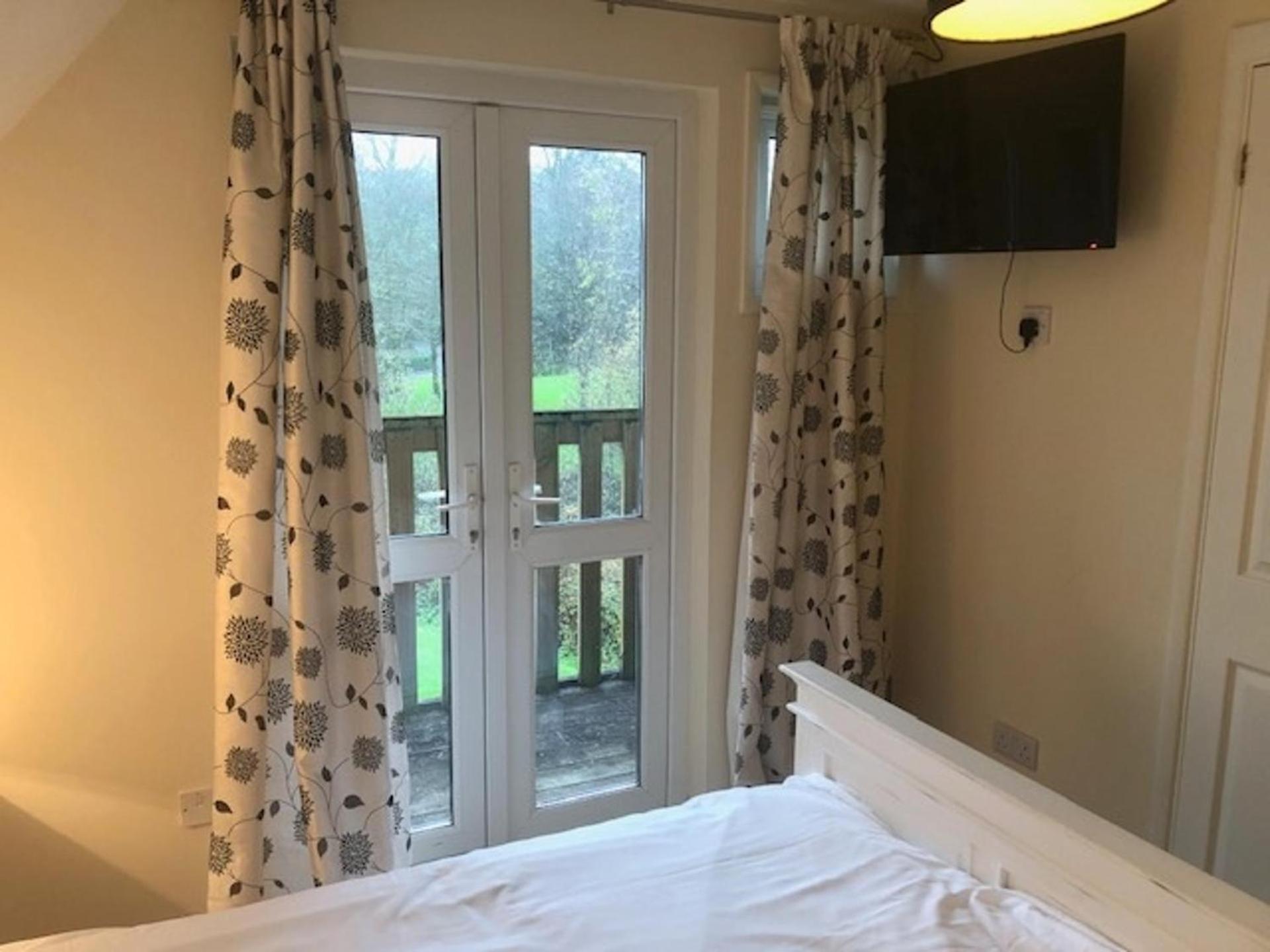 Cosy 3 Bedroom House on Cornish estate with pool