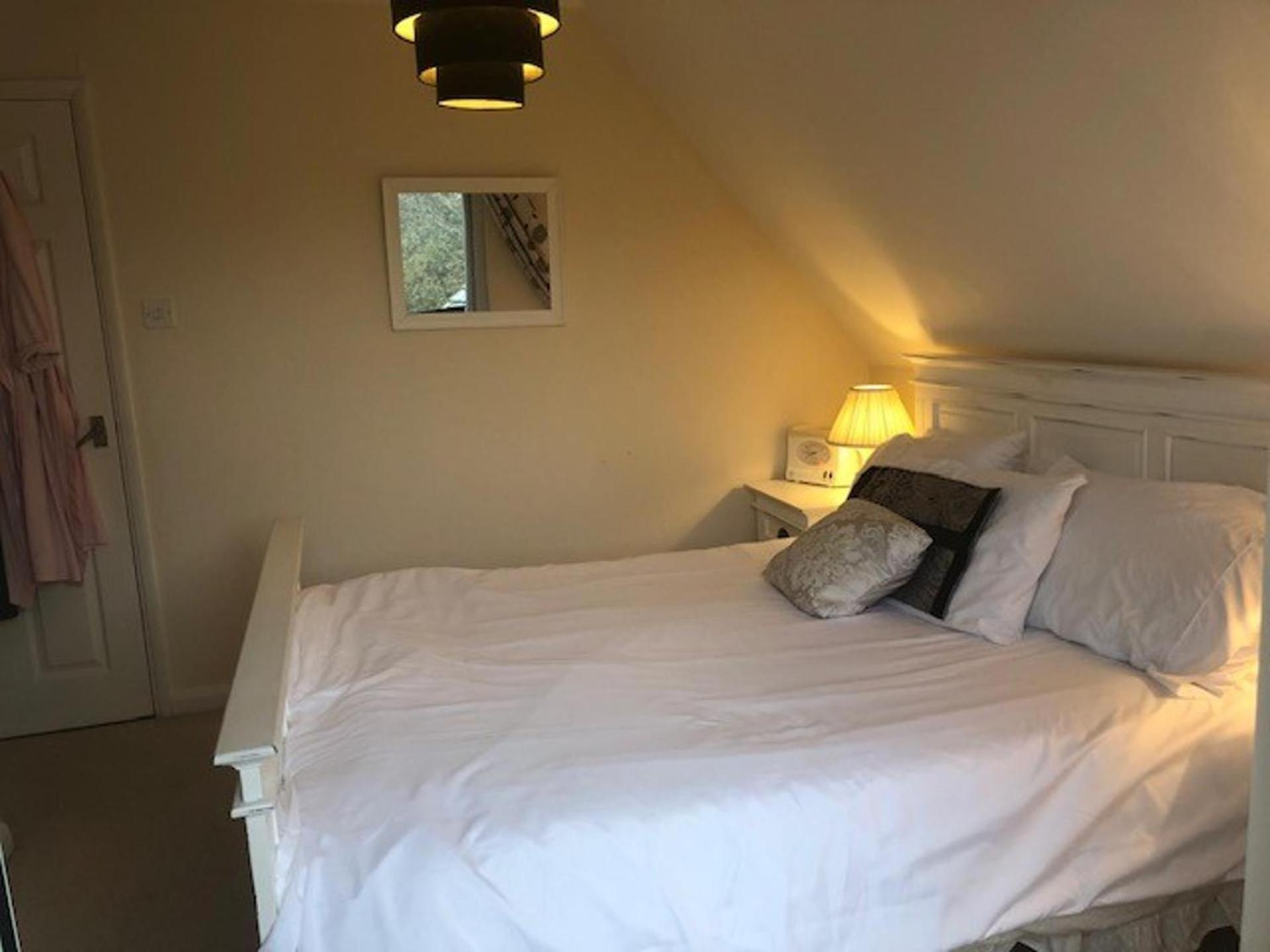 Cosy 3 Bedroom House on Cornish estate with pool