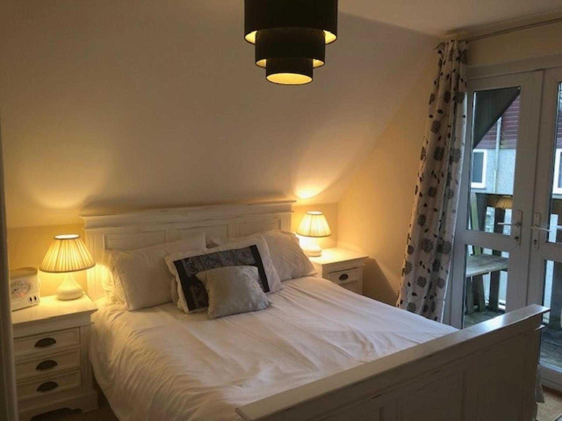 Cosy 3 Bedroom House on Cornish estate with pool