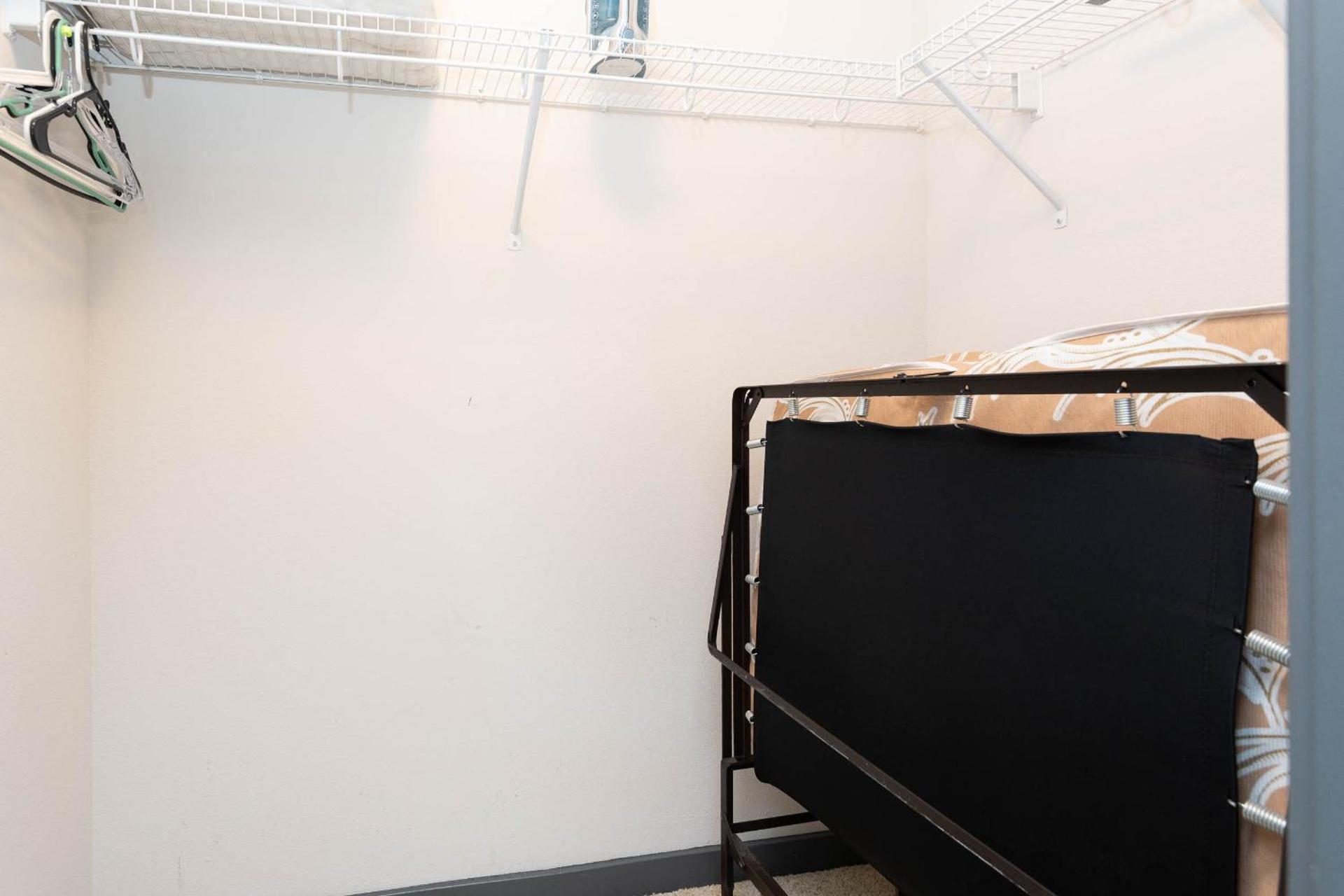 Lovely 3BR Apt With Balcony And Rooftop Pool Plus Views