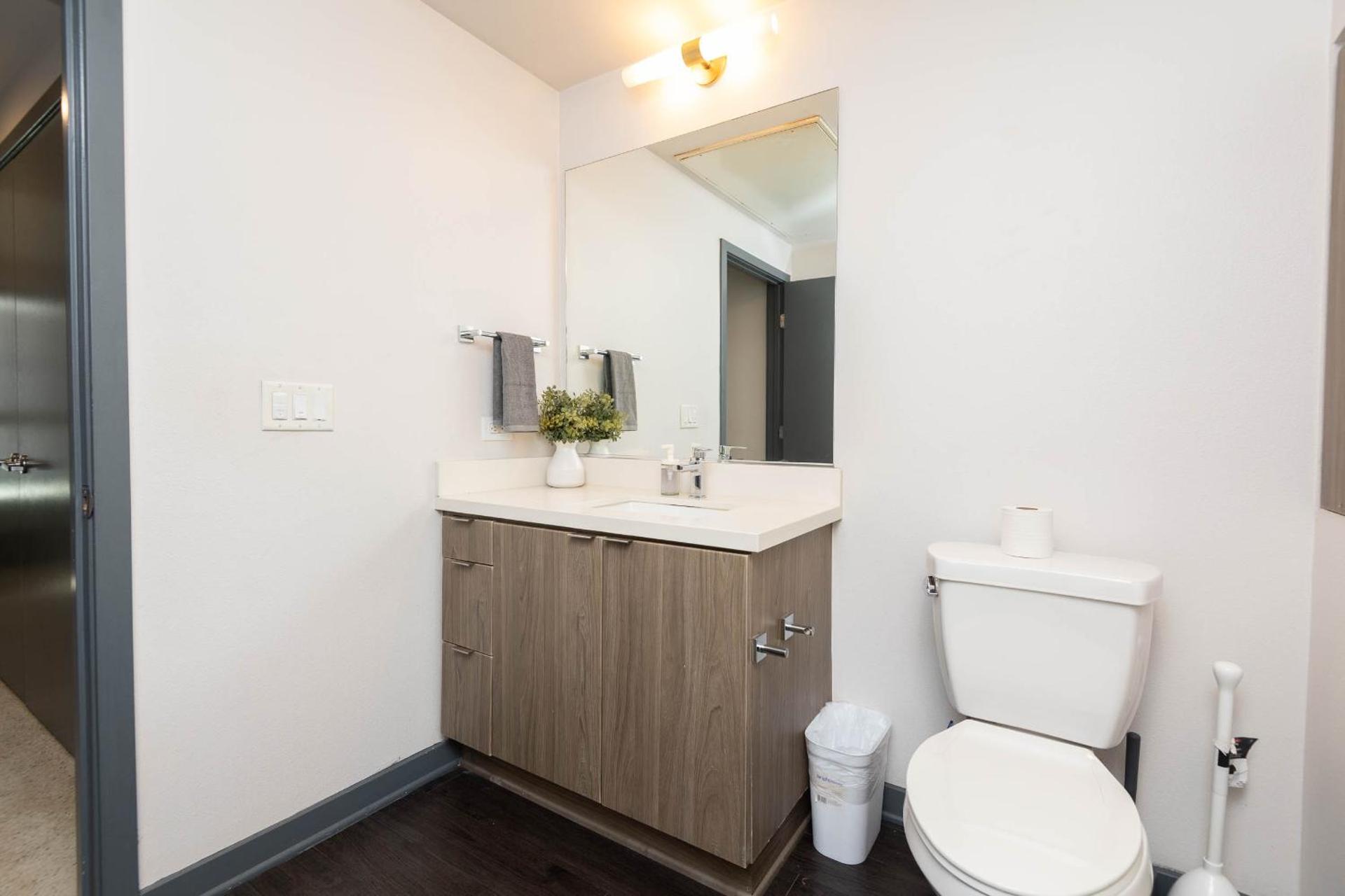 Lovely 3BR Apt With Balcony And Rooftop Pool Plus Views