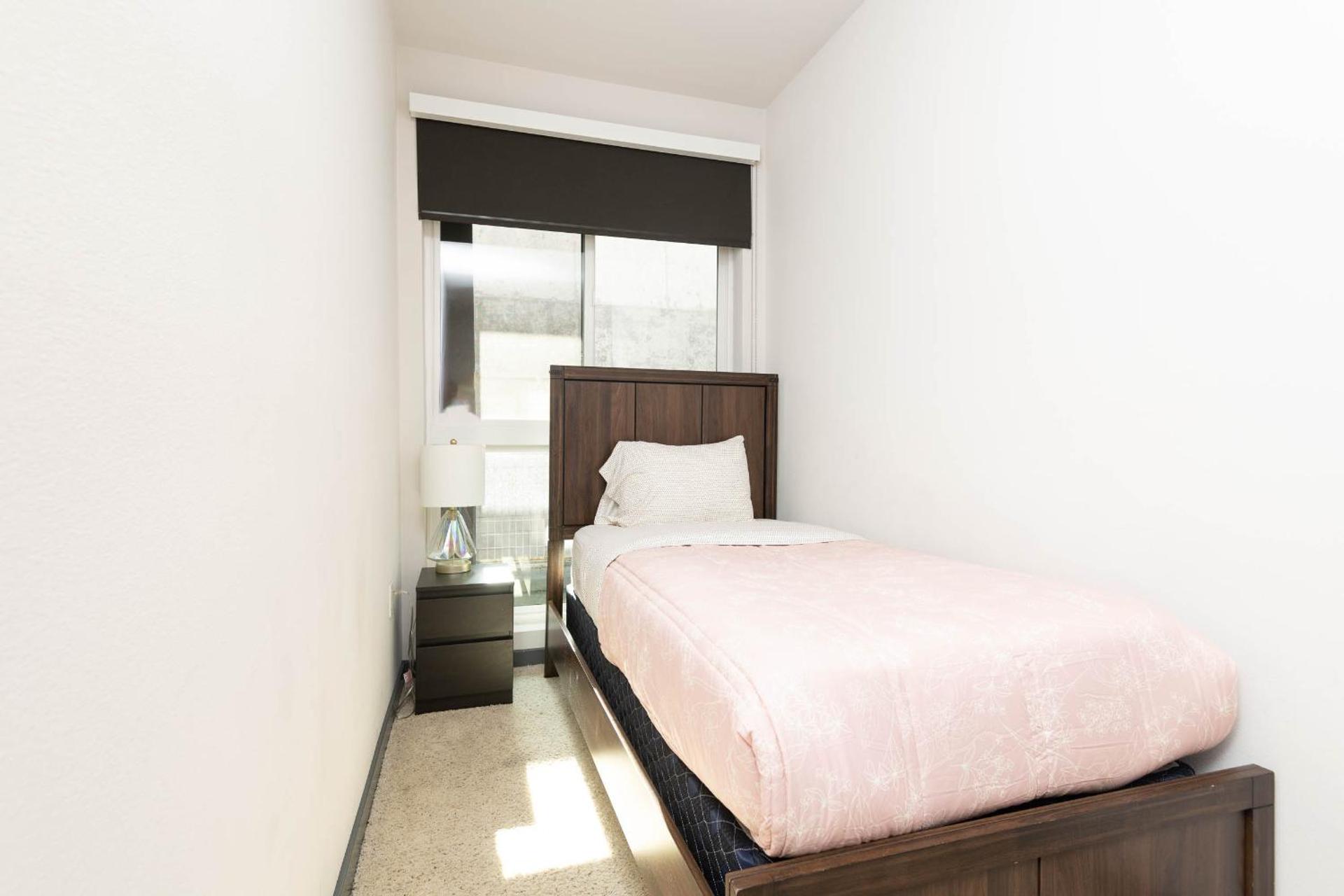 Lovely 3BR Apt With Balcony And Rooftop Pool Plus Views