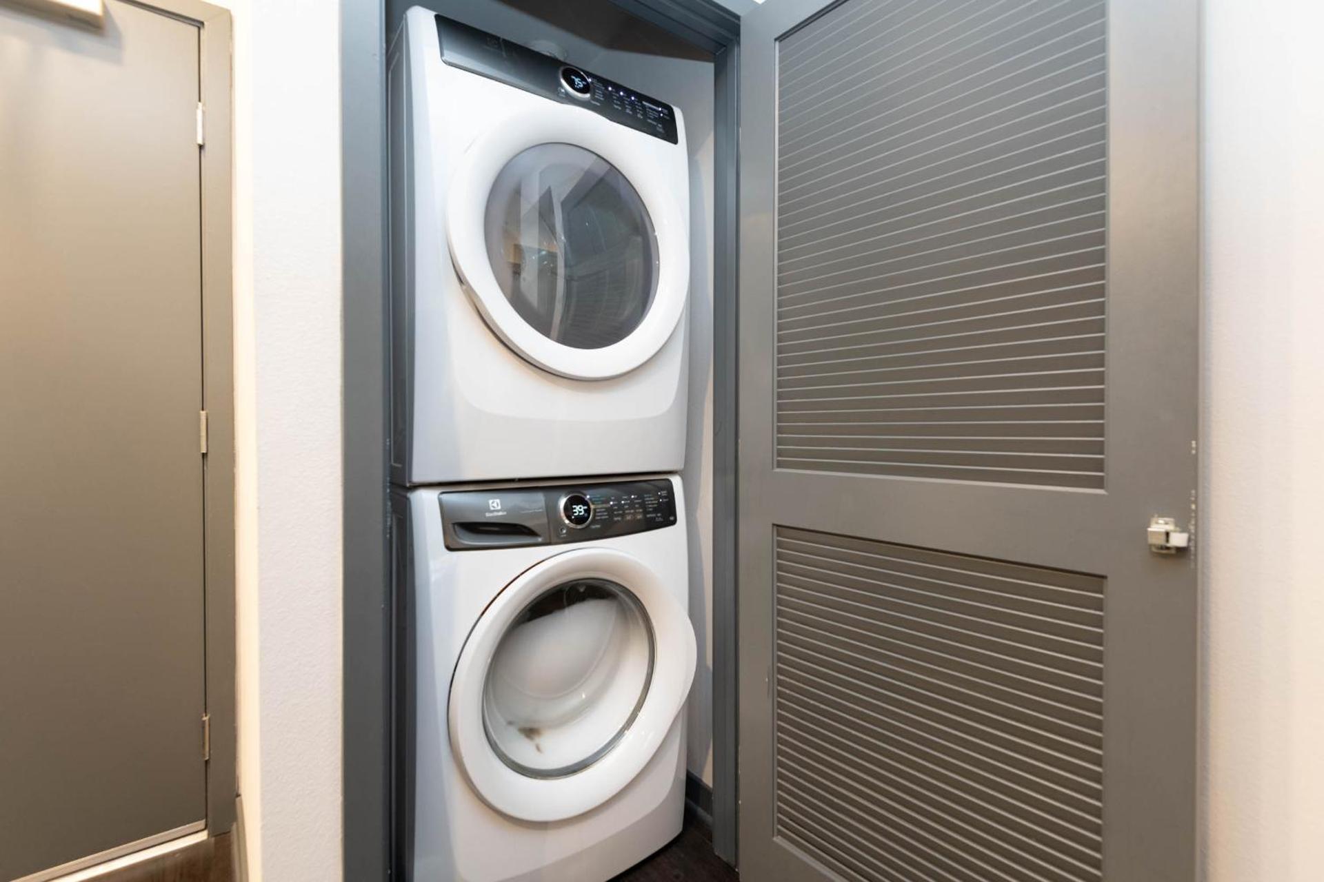 Lovely 3BR Apt With Balcony And Rooftop Pool Plus Views