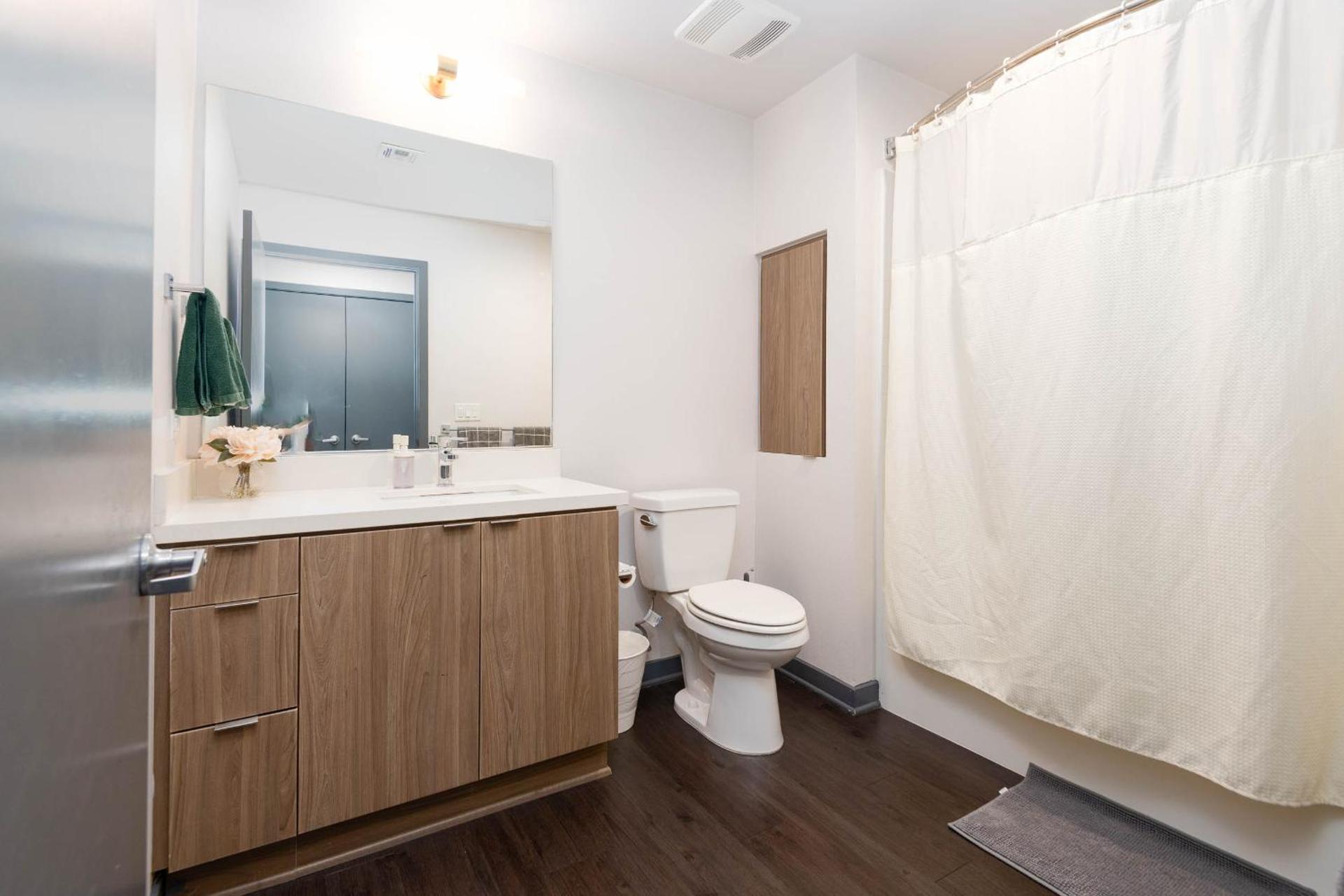 Lovely 3BR Apt With Balcony And Rooftop Pool Plus Views