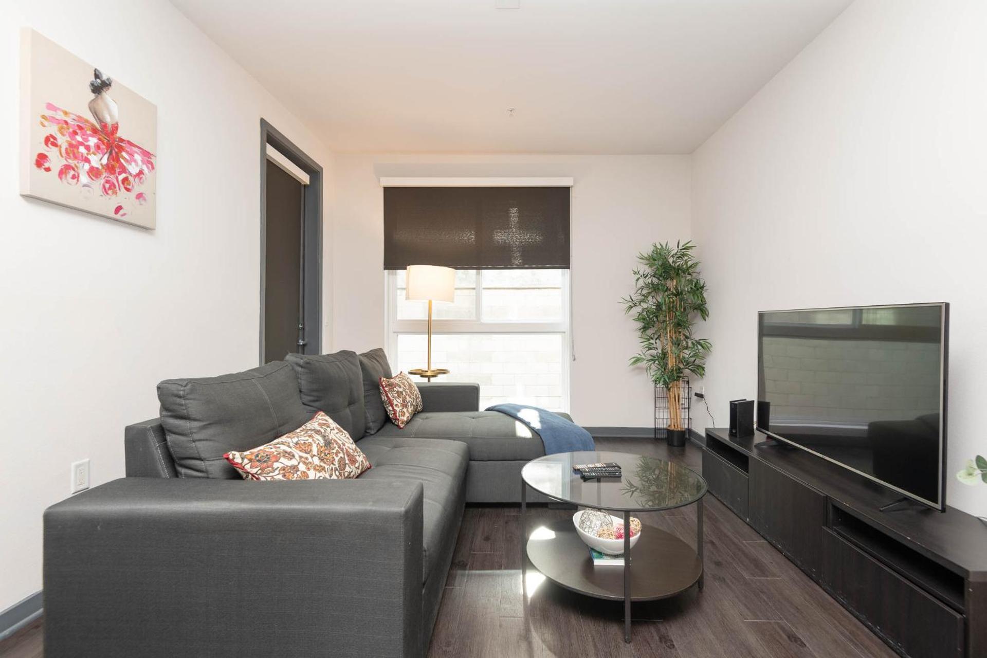 Lovely 3BR Apt With Balcony And Rooftop Pool Plus Views