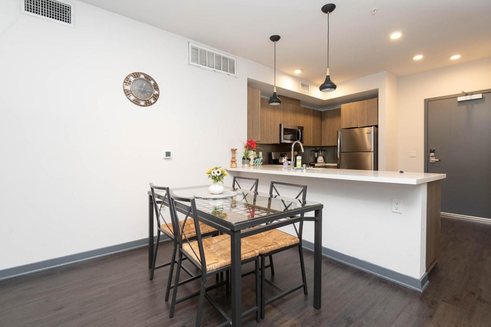 Lovely 3BR Apt With Balcony And Rooftop Pool Plus Views