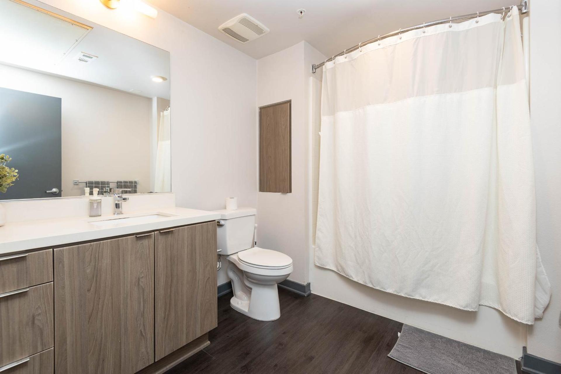 Lovely 3BR Apt With Balcony And Rooftop Pool Plus Views