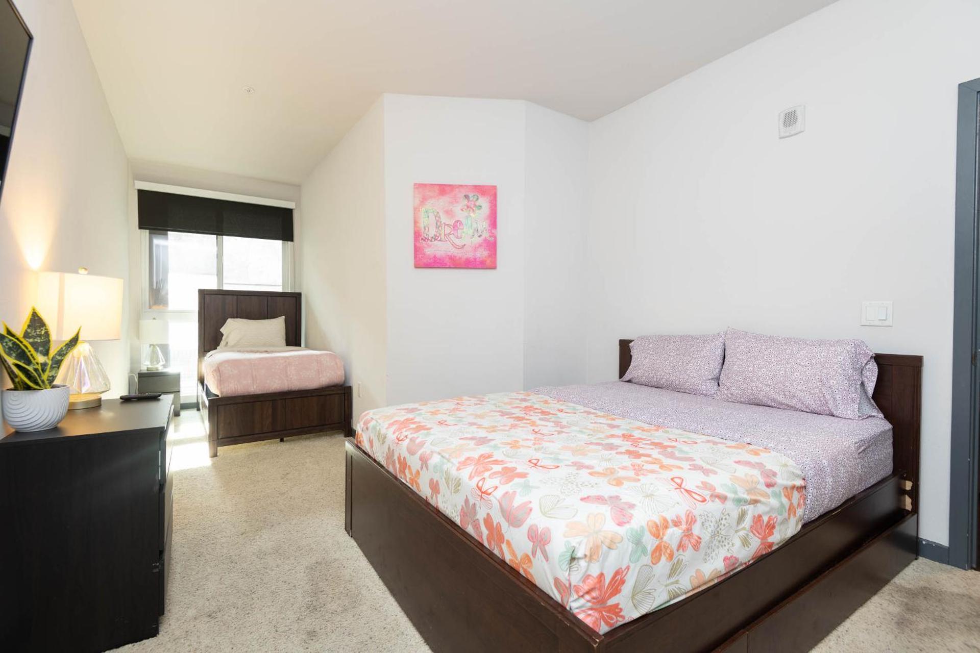 Lovely 3BR Apt With Balcony And Rooftop Pool Plus Views