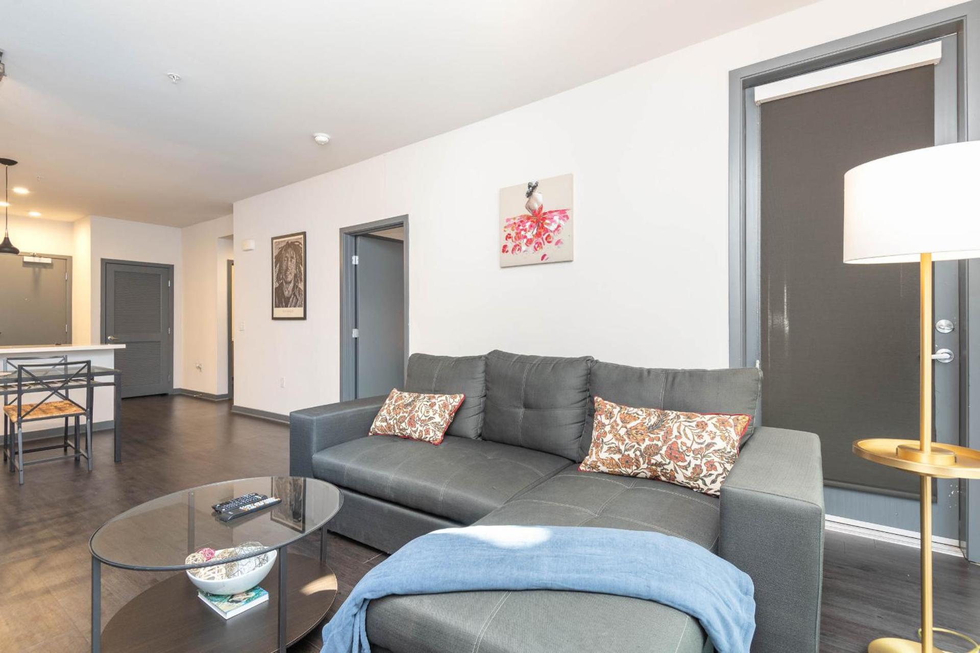 Lovely 3BR Apt With Balcony And Rooftop Pool Plus Views