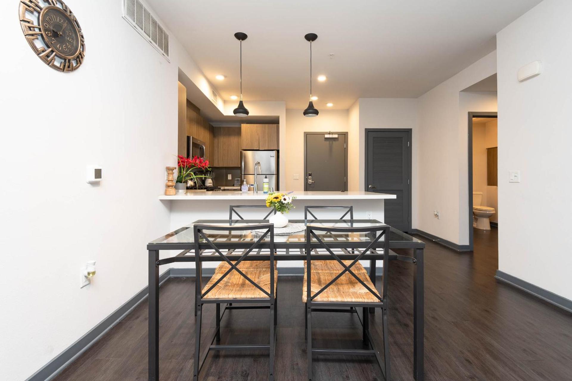 Lovely 3BR Apt With Balcony And Rooftop Pool Plus Views