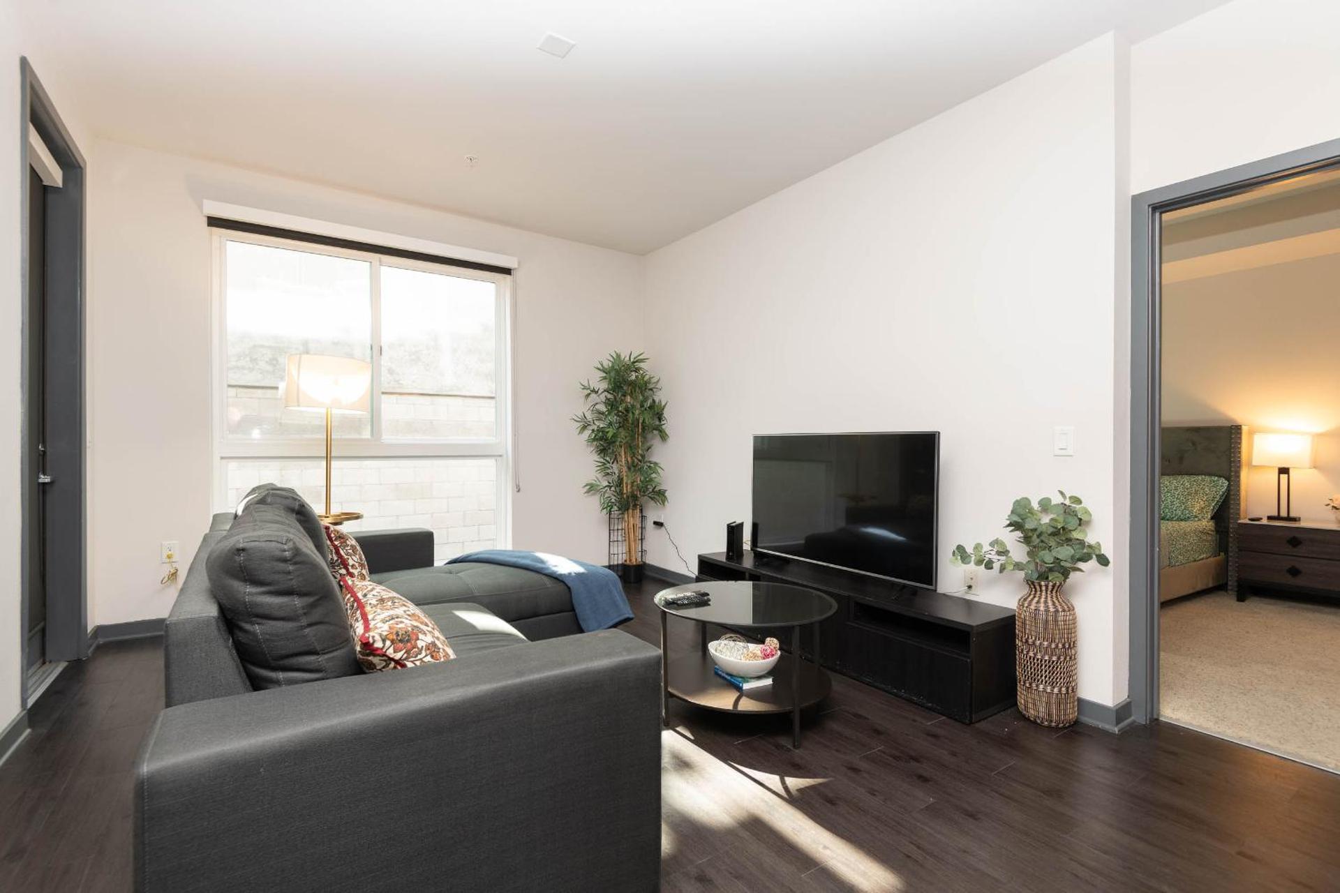 Lovely 3BR Apt With Balcony And Rooftop Pool Plus Views