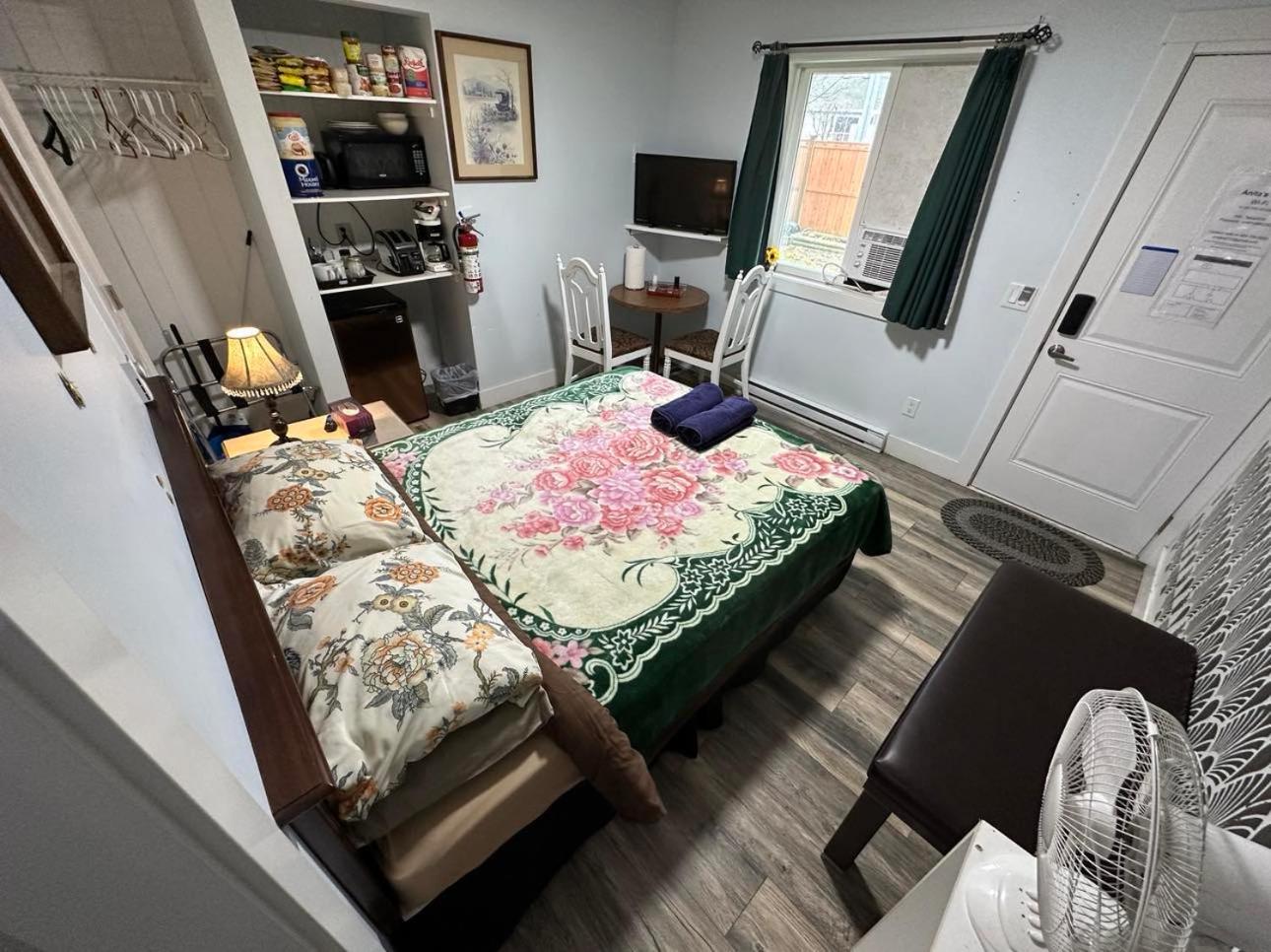 Guest Suite Private Retreat for 2 Guests With AC - 4 Units Available