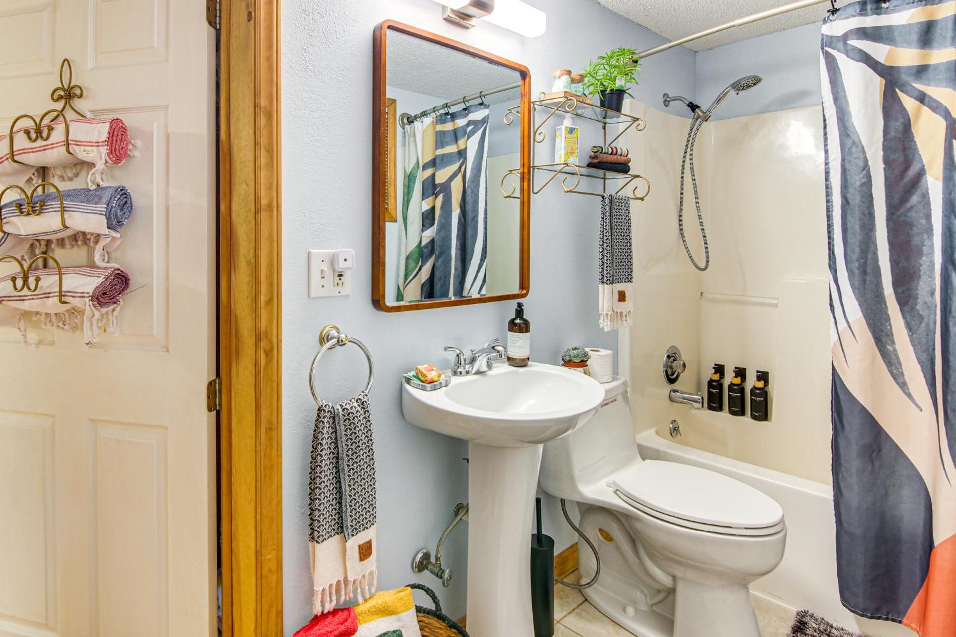 Hot Tub and Stone Fire Pit Smoky Mountain Oasis!