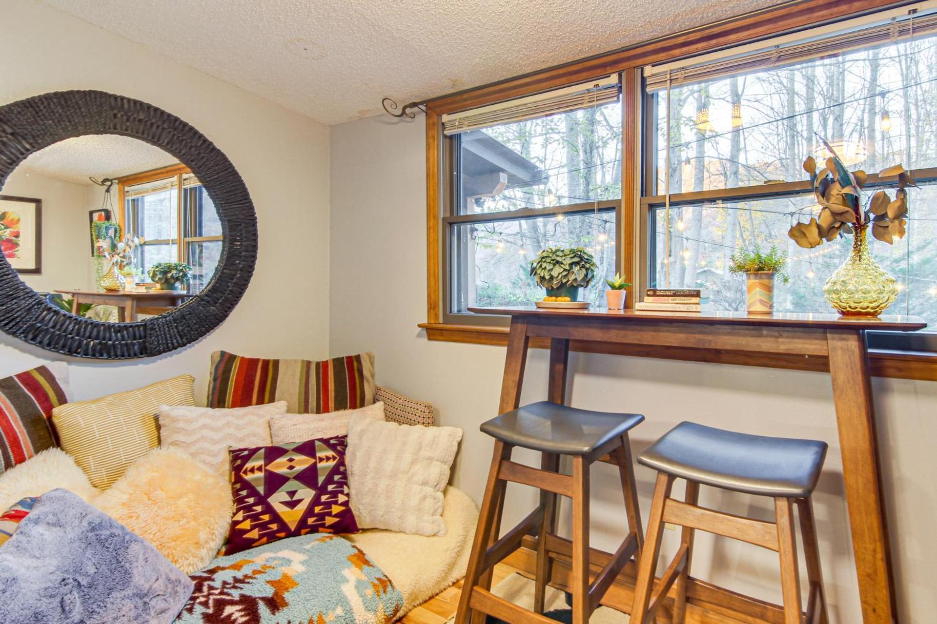 Hot Tub and Stone Fire Pit Smoky Mountain Oasis!