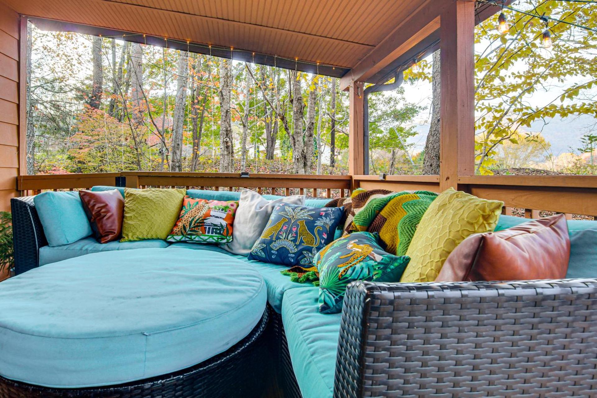 Hot Tub and Stone Fire Pit Smoky Mountain Oasis!