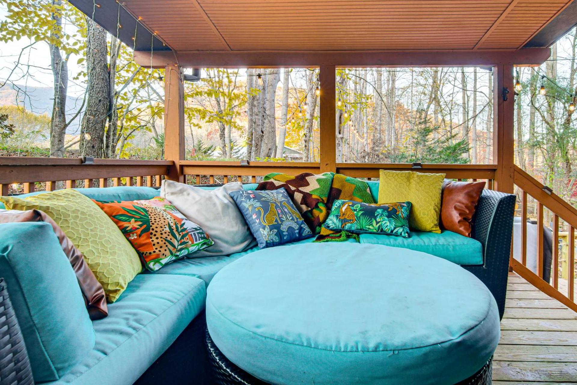 Hot Tub and Stone Fire Pit Smoky Mountain Oasis!