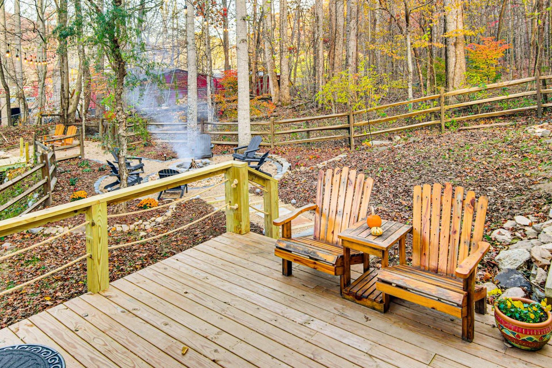 Hot Tub and Stone Fire Pit Smoky Mountain Oasis!